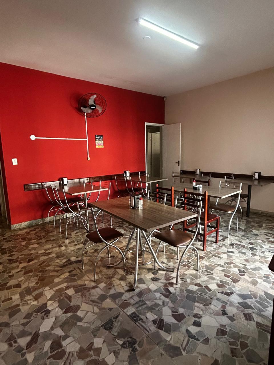 Área com parede vermelha do salão